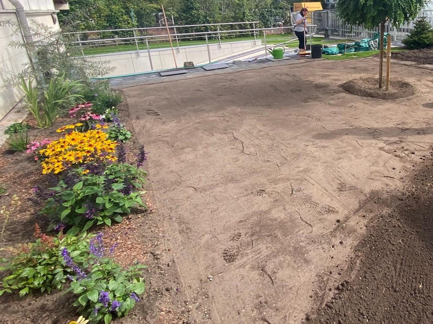 Auf diesem Bild sehen Sie einen Garten welche von der Firma Rakowski gepflegt wurde. Auf diesem Bild muss der Rasen nur noch gelegt werden.